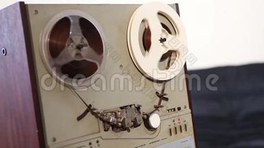 播放和倒带在旧的卷筒录音机，旧的卷筒到卷筒磁带甲板，磁带是扭曲的线圈上